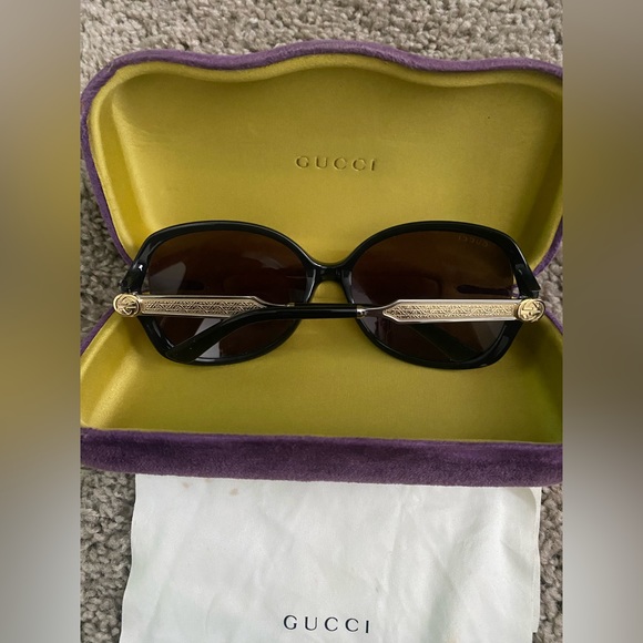 Women authentic Gucci sunglasses in great condition - Picture 2 of 2